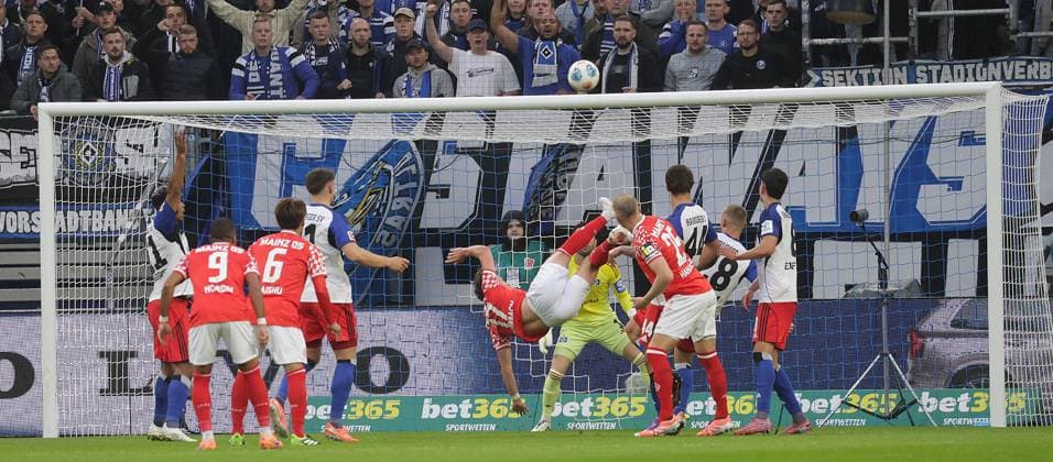 Benedict Hollerbach (1. FSV Mainz 05) Fallrueckzieher Fussball, Herren, Saison 2025 2026,1.Liga, Volksparkstadion, Hamburger SV gegen 1.FSV Mainz 05, 4-0 DFL REGULATIONS PROHIBIT ANY USE OF PHOTOGRAPHS AS IMAGE SEQUENCES AND OR QUASI-VIDEO.