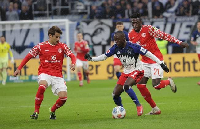 Kaishu Sano (1. FSV Mainz 05), Jean-Luc Dompe (HSV)Fussball, Herren, Saison 2025 2026,1.Liga, Volksparkstadion, Hamburger SV gegen 1.FSV Mainz 05, 4-0 DFL REGULATIONS PROHIBIT ANY USE OF PHOTOGRAPHS AS IMAGE SEQUENCES AND OR QUASI-VIDEO.
