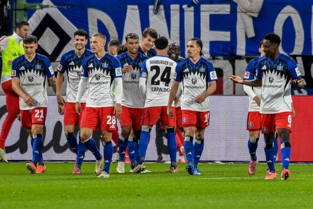 Jubel nach dem 3:0 durch Jean-Luc Dompe ( 3. von rechts ) Nicolai Remberg Daniel Elfadli Miro Muheim Ransford-Yeboah Königsdörffer Luka Vuskovic Capaldo Nicolás Rayan Philippe Albert Sambi Lokonga ( HSV ) Deutschland , Hamburg , Volksparkstadion , Fussball , 1. Bundesliga , Hamburger SV - FSV Mainz 05