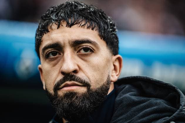 Fußball Männer Saison 2025 2026 1. Fußball-Bundesliga 6. Spieltag Hamburger SV vs. 1. FSV Mainz 05 05.10.2025 Immanuel Pherai ( 10, HSV) auf dem Weg zur Bank vor dem Spiel Hamburg Volksparkstadion Hamburg Deutschland