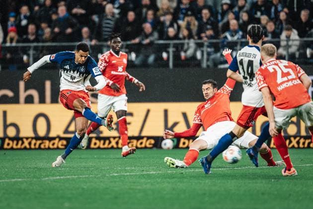 Fußball Männer Saison 2025 2026 1. Fußball-Bundesliga 6. Spieltag Hamburger SV vs. 1. FSV Mainz 05 05.10.2025 Robert Glatzel ( 9, HSV) beim Schuss aufs Tor Hamburg Volksparkstadion Hamburg Deutschland