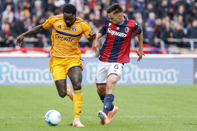 CALCIO - Serie A - Bologna FC vs Pisa SC M Bala Nzola of Pisa SC under pressure from Nikola Moro of Bologna FC during the match of 6th day of the Serie A Championship between Bologna FC and Pisa SC at the Renato Dall Ara Stadium on 5 October 2025 in Bologna, Italy. during Bologna FC vs Pisa SC, Italian soccer Serie A match in Bologna, Italy, October 05 2025 Bologna Italy  Copyright: xIPAxSport ABACAx