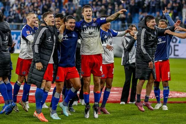 Schlussjubel Nicolai Remberg Guilherme Ramos Luka Vuskovic ( HSV ) Deutschland , Hamburg , Volksparkstadion , Fussball , 1. Bundesliga , Hamburger SV - FSV Mainz 05