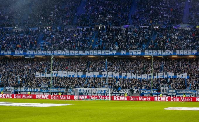 HSV Fans Nordtribüne Für ein Zeugnisverweigerungsrecht in der sozialen Arbeit Solidarität mit dem Fanprojekt KA Karlsruhe Deutschland , Hamburg , Volksparkstadion , Fussball , 1. Bundesliga , Hamburger SV - FSV Mainz 05