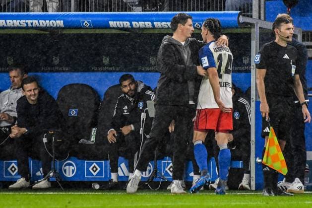 Trainer Merlin Polzin klatscht mit Rayan Philippe ( HSV ) ab Deutschland , Hamburg , Volksparkstadion , Fussball , 1. Bundesliga , Hamburger SV - FSV Mainz 05