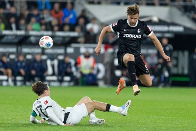 Bundesliga: Borussia Mönchengladbach - SC Freiburg, 05.10.2025 Rocco Reitz (Borussia Mönchengladbach, 27), Lucas Höler (SC Freiburg, 9). Bundesliga, Borussia Mönchengladbach - SC Freiburg, 6. Spieltag, am 05.10.2025, Borussia-Park, Mönchengladbach DFL regulations prohibit any use of photographs as image sequences and or quasi-video Copyright: xBEAUTIFULxSPORTS Meuselx