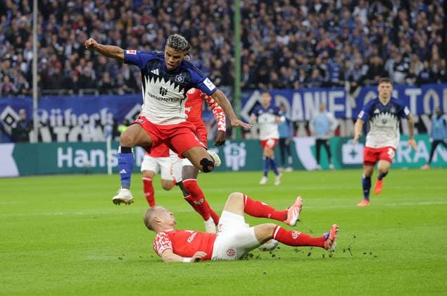Benedict Hollerbach (1. FSV Mainz 05), Ransford-Yeboah Koenigsdoerffer (HSV) Fussball, Herren, Saison 2025 2026,1.Liga, Volksparkstadion, Hamburger SV gegen 1.FSV Mainz 05, 4-0 DFL REGULATIONS PROHIBIT ANY USE OF PHOTOGRAPHS AS IMAGE SEQUENCES AND OR QUASI-VIDEO.