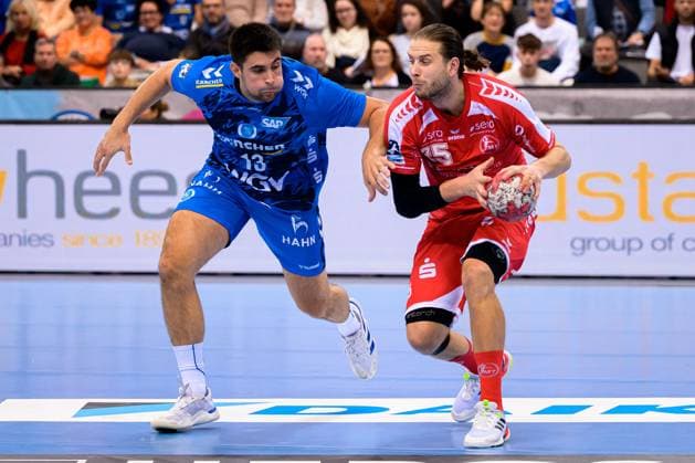 Stuttgart: HBL- 25 26 - TVB Stuttgart - MT Melsungen Achilleas Toskas (Stuttgart), Olle Forsell Schefvert (Melsungen) Stuttgart Porsche Arena Baden-Württemberg Deutschland