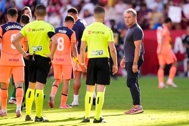 Sevilla FC v FC Barcelona, Barca - LaLiga EA Sports Hansi Flick head coach of Barcelona looks referee after match the LaLiga EA Sports match between Sevilla FC and FC Barcelona at Estadio Ramon Sanchez Pizjuan on October 5, 2025 in Seville, Spain. Seville Spain  Copyright: xJosexBretonx originalFilename:bretonhernandez-sevillaf251005_npnmO.jpg