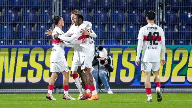 Spieler vom VfB Stuttgart II U21, U 21 , jubeln über das Tor zum 1:2, Jubel, Torjubel, Torerfolg, celebrate the goal, goal, celebration, jubelt ueber das Tor, Freuen, Freude, freut sich, optimistisch, positiv, Spielszene, Highlight, Action, Aktion, 05.10.2025, Sinsheim (Deutschland), Fussball, 3. Liga, TSG 1899 Hoffenheim II - VfB Stuttgart II, DFB DFL REGULATIONS PROHIBIT ANY USE OF PHOTOGRAPHS AS IMAGE SEQUENCES AND OR QUASI-VIDEO.