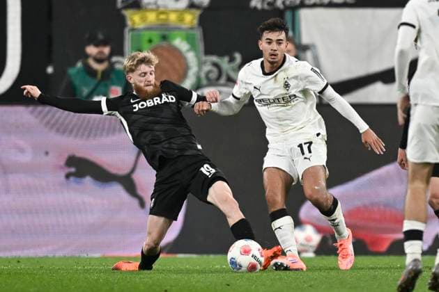 v. li. im Zweikampf Jan-Niklas Beste (Freiburg 19) Jens Castrop (Moenchengladbach 17) 05.10.2025 Fussball Borussia Moenchengladbach vs SC Freiburg, Borussia-Park, Moenchengladbach, DFB DFL REGULATIONS PROHIBIT ANY USE OF PHOTOGRAPHS AS IMAGE SEQUENCES AND OR QUASI-VIDEO