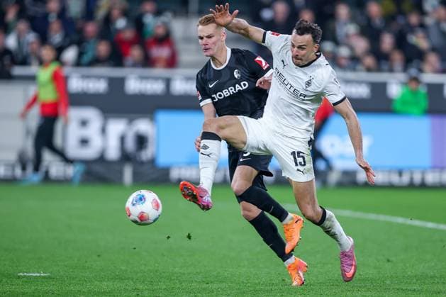 05.10.2025, Fußball, Borussia Mönchengladbach - SC Freiburg, 1. Fußball Bundesliga, Borussia-Park, Saison 2025 2026: Haris Tabakovic (Borussia Mönchengladbach 15) im Zweikampf gegen Philipp Lienhart (SC Freiburg 03) DFB regulations prohibit any use of photographs as image sequences and or quasi-video. Nordrhein-Westfalen Deutschland