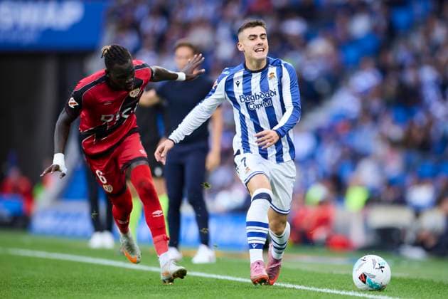 October 5, 2025, San Sebastian, Guipuzcoa, SPAIN: Pathe Ciss of Rayo Vallecano competes for the ball with Ander Barrenetxea of Real Sociedad during the LaLiga EA Sports match between Real Sociedad and Rayo Vallecano at Anoeta on October 5, 2025, in San Sebastian, Spain. San Sebastian SPAIN - ZUMAa181 20251005_zaa_a181_174 Copyright: xRicardoxLarreinax