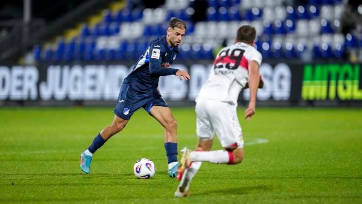 v.li.: Luka Djuric (Duric, TSG II, 10), Dominik Nothnagel (VfB II, 29), Zweikampf, Spielszene, Duell, duel, tackle, tackling, Dynamik, Action, Aktion, 05.10.2025, Sinsheim (Deutschland), Fussball, 3. Liga, TSG 1899 Hoffenheim II - VfB Stuttgart II, DFB DFL REGULATIONS PROHIBIT ANY USE OF PHOTOGRAPHS AS IMAGE SEQUENCES AND OR QUASI-VIDEO.