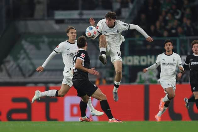 Patrick Osterhage (SC Freiburg) und Philipp Sander (Borussia Mönchengladbach) im Zweikampf waehrend des spiels der Bundesliga zwischen Borussia Mönchengladbach und Club Freiburg, Stadion im Borussia-Park am 05. October 2025 in Mönchengladbach, Deutschland. (Foto von Oliver Kaelke DeFodi Images) +++ Patrick Osterhage (SC Freiburg) und Philipp Sander (Borussia Mönchengladbach) battle for the ball during the Bundesliga match between Borussia Mönchengladbach and Sport-Club Freiburg at Stadion im Borussia-Park on October 5, 2025 in Mönchengladbach, Germany. (Photo by Oliver Kaelke DeFodi Images) DFL regulations prohibit any use of photographs as image sequences and or quasi-video. (Photo by Oliver Kaelke DeFodi Images) Patrick Osterhage SC Freiburg and Philipp Sander Borussia Mönchengladbach battle for the ball during the Bundesliga match between Borussia Mönchengladbach and Sport Club Freiburg, Stadion im Borussia Park on October 05, 2025 in Mönchengladbach, Germany, Germany Photo by Oliver Kaelke DeFodi Images Patrick Osterhage SC Freiburg und Philipp Sander Borussia Mönchengladbach battle for the ball during the Bundesliga match between Borussia Mönchengladbach and Sport Club Freiburg at Stadion im Borussia Park on October 5, 2025 in Mönchengladbach, Germany Photo by Oliver Kaelke DeFodi Images DFL regulations prohibit any use of photographs as image sequences and or quasi video Photo by Oliver Kaelke DeFodi Images