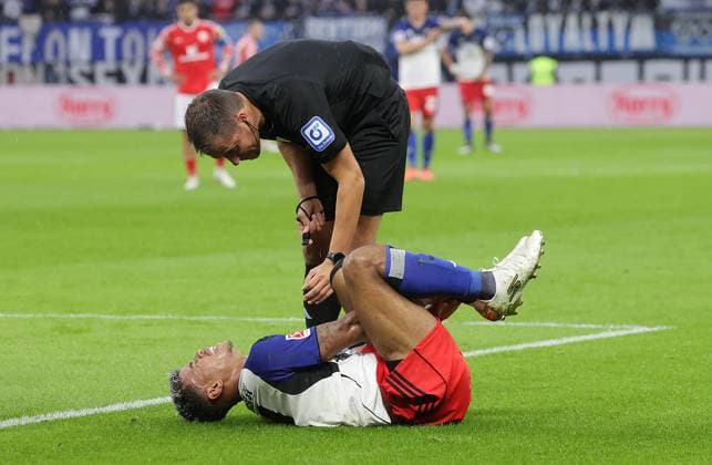 Schiedsrichter Robert Hartmann , Ransford-Yeboah Koenigsdoerffer (HSV) Fussball, Herren, Saison 2025 2026,1.Liga, Volksparkstadion, Hamburger SV gegen 1.FSV Mainz 05, 4-0 DFL REGULATIONS PROHIBIT ANY USE OF PHOTOGRAPHS AS IMAGE SEQUENCES AND OR QUASI-VIDEO.