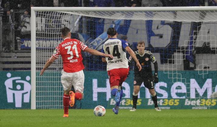 Rayan Philippe (HSV) gegen Dominik Kohr (1. FSV Mainz 05) auf dem Weg zum 4-0 Fussball, Herren, Saison 2025 2026,1.Liga, Volksparkstadion, Hamburger SV gegen 1.FSV Mainz 05, 4-0 DFL REGULATIONS PROHIBIT ANY USE OF PHOTOGRAPHS AS IMAGE SEQUENCES AND OR QUASI-VIDEO.