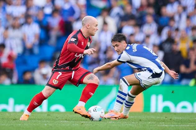 October 5, 2025, San Sebastian, Guipuzcoa, SPAIN: Isi Palazon of Rayo Vallecano competes for the ball with Jon Gorrotxategi Etxaniz of Real Sociedad during the LaLiga EA Sports match between Real Sociedad and Rayo Vallecano at Anoeta on October 5, 2025, in San Sebastian, Spain. San Sebastian SPAIN - ZUMAa181 20251005_zaa_a181_178 Copyright: xRicardoxLarreinax