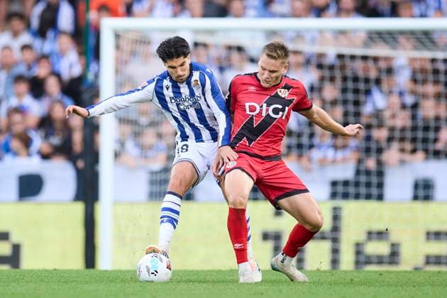 October 5, 2025, San Sebastian, Guipuzcoa, SPAIN: Carlos Soler of Real Sociedad competes for the ball with Alexandre Zurawski Alemao of Rayo Vallecano during the LaLiga EA Sports match between Real Sociedad and Rayo Vallecano at Anoeta on October 5, 2025, in San Sebastian, Spain. San Sebastian SPAIN - ZUMAa181 20251005_zaa_a181_179 Copyright: xRicardoxLarreinax