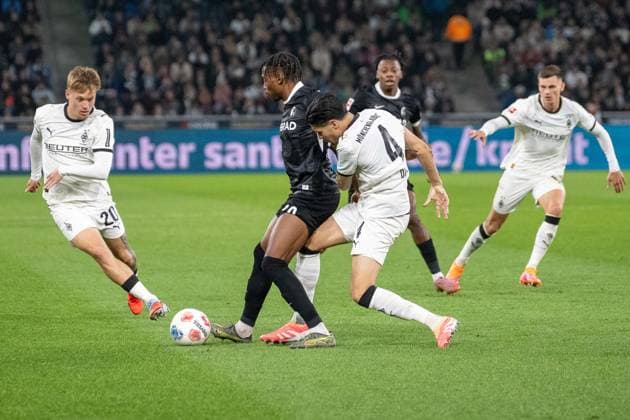 05.10.2025, Fussball: 1. Bundesliga, Saison 2025 2026, 06. Spieltag, Borussia Moenchengladbach - SC Freiburg im Borussia-Park in Moenchengladbach. Zweikampf zwischen Luca Netz (Borussia Moenchengladbach, 20), Junior Adamu (SC Freiburg, 20) und Kevin Diks (Borussia Moenchengladbach, 04). Wichtiger Hinweis: Gemaess den Vorgaben der DFL Deutsche Fussball Liga bzw. des DFB Deutscher Fussball-Bund ist es untersagt, in dem Stadion und oder vom Spiel angefertigte Fotoaufnahmen in Form von Sequenzbildern und oder videoaehnlichen Fotostrecken zu verwerten bzw. verwerten zu lassen. Foto: Kirchner-Media Thomas Haesler Copyright: xKirchner-Media ThomasxHaeslerx
