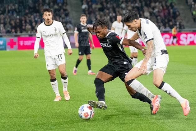 05.10.2025, Fussball: 1. Bundesliga, Saison 2025 2026, 06. Spieltag, Borussia Moenchengladbach - SC Freiburg im Borussia-Park in Moenchengladbach. Zweikampf zwischen Luca Netz (Borussia Moenchengladbach, 20) und Kevin Diks (Borussia Moenchengladbach, 04). Wichtiger Hinweis: Gemaess den Vorgaben der DFL Deutsche Fussball Liga bzw. des DFB Deutscher Fussball-Bund ist es untersagt, in dem Stadion und oder vom Spiel angefertigte Fotoaufnahmen in Form von Sequenzbildern und oder videoaehnlichen Fotostrecken zu verwerten bzw. verwerten zu lassen. Foto: Kirchner-Media Thomas Haesler Copyright: xKirchner-Media ThomasxHaeslerx