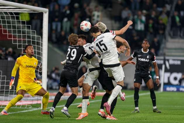 Mönchengladbach, Deutschland, 05.10.25: Philipp Treu (SC Freiburg) und Haris Tabakovic (Borussia Mönchengladbach) im Kampf um den Ball waehrend des Spiels der Bundesliga zwischen Borussia Mönchengladbach vs SC Freiburg im Stadion im Borussia Park Mönchengladbach Stadion im Borussia Park North Rhine-Westphalia Germany Copyright: xBrauer-Fotoagenturx xAdrianxSchlx