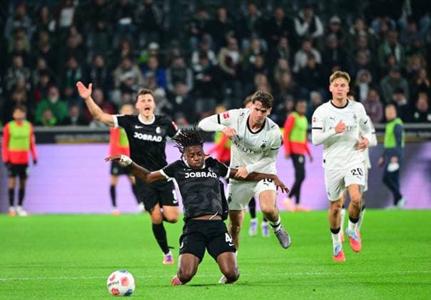 05.10.2025; Moenchengladbach; Fussball, Herren, Saison 2025 2026, Borussia Moenchengladbach vs. SC Freiburg Zweikampf zwischen Johan Manzambi (Freiburg, vorne), Philipp Sander (Gladbach, hinten) DFL regulations prohibit any use of photographs as image sequences and or quasi-video. Borussia-Park NRW Deutschland