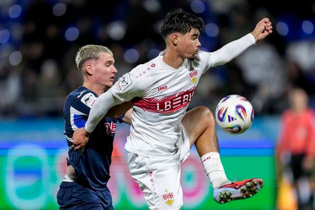 v.li.: Paul Hennrich (TSG II, 11), Mirza Catovic (VfB II, 5), Zweikampf, Spielszene, Duell, duel, tackle, tackling, Dynamik, Action, Aktion, 05.10.2025, Sinsheim (Deutschland), Fussball, 3. Liga, TSG 1899 Hoffenheim II - VfB Stuttgart II, DFB DFL REGULATIONS PROHIBIT ANY USE OF PHOTOGRAPHS AS IMAGE SEQUENCES AND OR QUASI-VIDEO.
