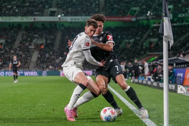 Joe Scally (Borussia Mönchengladbach, 29) im Zweikampf mit Derry Scherhant (SC Freiburg, 07) , Deutschland, Fussball, 1. Bundesliga, 6.Spieltag, 2025 2026, Borussia Mönchengladbach vs. SC Freiburg, 05.10.2025, BORUSSIA-PARK, Mönchengladbach, Deutschland DFL REGULATIONS PROHIBIT ANY USE OF PHOTOGRAPHS AS IMAGE SEQUENCES AND OR QUASI-VIDEO. Mönchengladbach BORUSSIA-PARK Nordrhein-Westfalen Deutschland Copyright: xArnexAmbergx