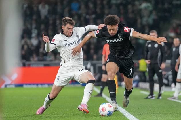 Joe Scally (Borussia Mönchengladbach, 29) im Zweikampf mit Derry Scherhant (SC Freiburg, 07) , Deutschland, Fussball, 1. Bundesliga, 6.Spieltag, 2025 2026, Borussia Mönchengladbach vs. SC Freiburg, 05.10.2025, BORUSSIA-PARK, Mönchengladbach, Deutschland DFL REGULATIONS PROHIBIT ANY USE OF PHOTOGRAPHS AS IMAGE SEQUENCES AND OR QUASI-VIDEO. Mönchengladbach BORUSSIA-PARK Nordrhein-Westfalen Deutschland Copyright: xArnexAmbergx