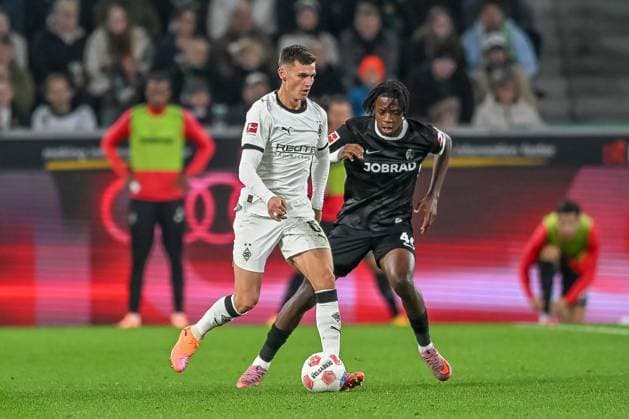 05.10.2025, Fussball: 1. Bundesliga, Saison 2025 2026, 06. Spieltag, Borussia Moenchengladbach - SC Freiburg im Borussia-Park in Moenchengladbach. Zweikampf zwischen Yannik Engelhardt (Borussia Moenchengladbach, 06) und Johan Manzambi (SC Freiburg, 44). Wichtiger Hinweis: Gemaess den Vorgaben der DFL Deutsche Fussball Liga bzw. des DFB Deutscher Fussball-Bund ist es untersagt, in dem Stadion und oder vom Spiel angefertigte Fotoaufnahmen in Form von Sequenzbildern und oder videoaehnlichen Fotostrecken zu verwerten bzw. verwerten zu lassen. Foto: Kirchner-Media Thomas Haesler Copyright: xKirchner-Media ThomasxHaeslerx