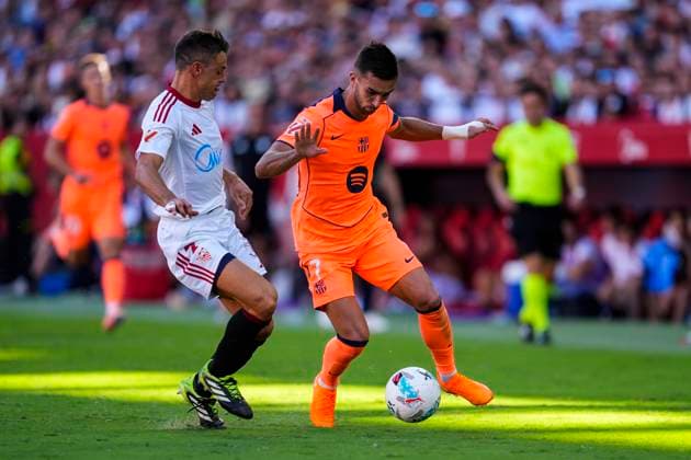 October 5, 2025, Sevilla, Sevilla, SPAIN: Ferran Torres of FC Barcelona, Barca and Cesar Azpilicueta of Sevilla FC in action during the Spanish league, LaLiga EA Sports, football match played between Sevilla FC and FC Barcelona at Ramon Sanchez-Pizjuan stadium on October 5, 2025, in Sevilla, Spain. Sevilla SPAIN - ZUMAa181 20251005_zaa_a181_231 Copyright: xJoaquinxCorcherox