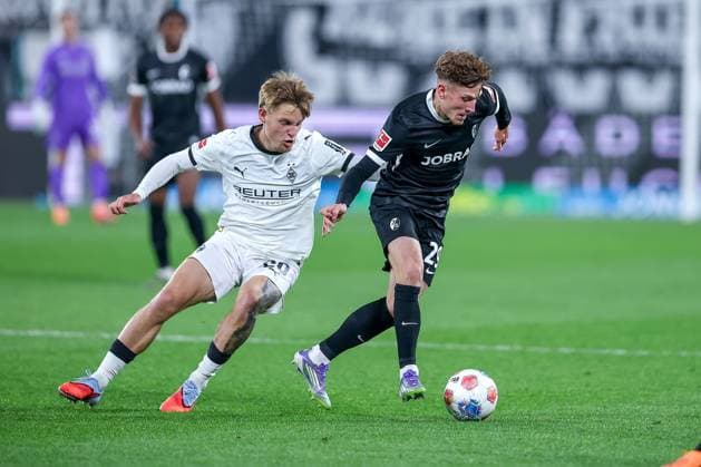 05.10.2025, Fußball, Borussia Mönchengladbach - SC Freiburg, 1. Fußball Bundesliga, Borussia-Park, Saison 2025 2026: Luca Netz (Borussia Mönchengladbach 20) im Zweikampf gegen Philipp Treu (SC Freiburg 29) DFB regulations prohibit any use of photographs as image sequences and or quasi-video. Nordrhein-Westfalen Deutschland