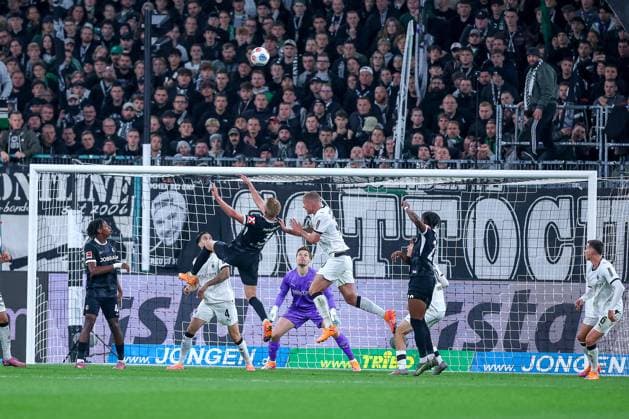 05.10.2025, Fußball, Borussia Mönchengladbach - SC Freiburg, 1. Fußball Bundesliga, Borussia-Park, Saison 2025 2026: Philipp Lienhart (SC Freiburg 03) im Zweikampf gegen Nico Elvedi (Borussia Mönchengladbach 30) im Strafraum DFB regulations prohibit any use of photographs as image sequences and or quasi-video. Nordrhein-Westfalen Deutschland