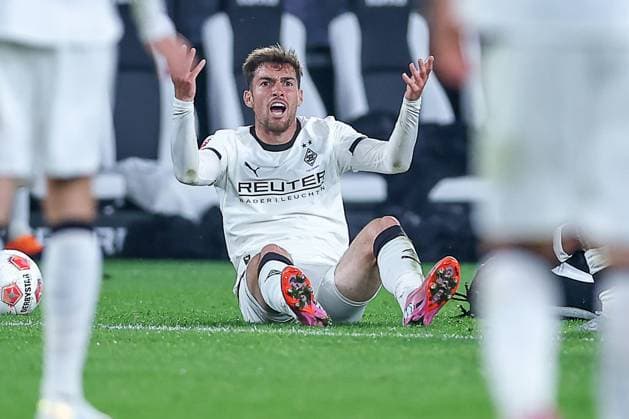 05.10.2025, Fußball, Borussia Mönchengladbach - SC Freiburg, 1. Fußball Bundesliga, Borussia-Park, Saison 2025 2026: Joe Scally (Borussia Mönchengladbach 29) gestikulierend auf dem Boden sitzend DFB regulations prohibit any use of photographs as image sequences and or quasi-video. Nordrhein-Westfalen Deutschland