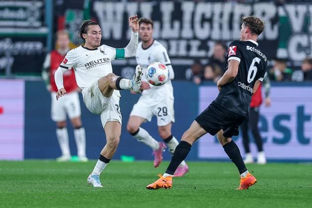 05.10.2025, Fußball, Borussia Mönchengladbach - SC Freiburg, 1. Fußball Bundesliga, Borussia-Park, Saison 2025 2026: Rocco Reitz (Borussia Mönchengladbach 27) im Zweikampf gegen Patrick Osterhage (SC Freiburg 06) DFB regulations prohibit any use of photographs as image sequences and or quasi-video. Nordrhein-Westfalen Deutschland