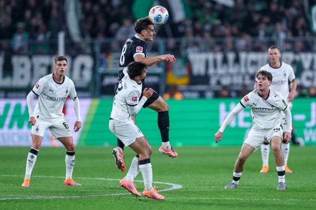 05.10.2025, Fußball, Borussia Mönchengladbach - SC Freiburg, 1. Fußball Bundesliga, Borussia-Park, Saison 2025 2026: Maximilian Eggestein (SC Freiburg 08) im Zweikampf gegen Jens Castrop (Borussia Mönchengladbach 17) DFB regulations prohibit any use of photographs as image sequences and or quasi-video. Nordrhein-Westfalen Deutschland