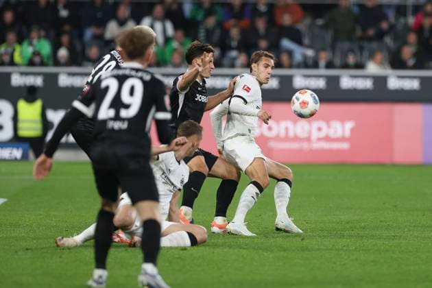 Mönchengladbach, Deutschland, 05.10.25: Maximilian Eggestein (SC Freiburg) und Florian Neuhaus (Borussia Mönchengladbach) im Kampf um den Ball waehrend des Spiels der Bundesliga zwischen Borussia Mönchengladbach vs SC Freiburg im Stadion im Borussia Park Mönchengladbach Stadion im Borussia Park North Rhine-Westphalia Germany Copyright: xBrauer-Fotoagenturx xAdrianxSchlx