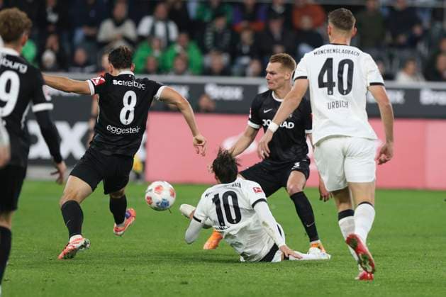 Mönchengladbach, Deutschland, 05.10.25: Maximilian Eggestein (SC Freiburg) und Florian Neuhaus (Borussia Mönchengladbach) im Kampf um den Ball waehrend des Spiels der Bundesliga zwischen Borussia Mönchengladbach vs SC Freiburg im Stadion im Borussia Park Mönchengladbach Stadion im Borussia Park North Rhine-Westphalia Germany Copyright: xBrauer-Fotoagenturx xAdrianxSchlx