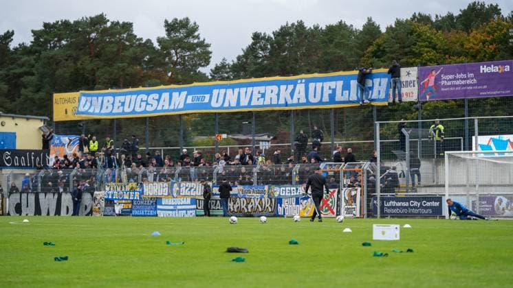 Fußball, Herren, Saison 2025 2026, Regionalliga Nordost, 11. Spieltag, FSV 63 Luckenwalde vs. FC Carl-Zeiss Jena, Samstag 05.10.2025, Werner-Seelenbinder-Stadion Luckenwalde, Im Bild: Ein Blick auf die sich Füllende Fankurve des FC Carl-Zeiss Jena im Luckenwalder Gästeblock Brandenburg Deutschland