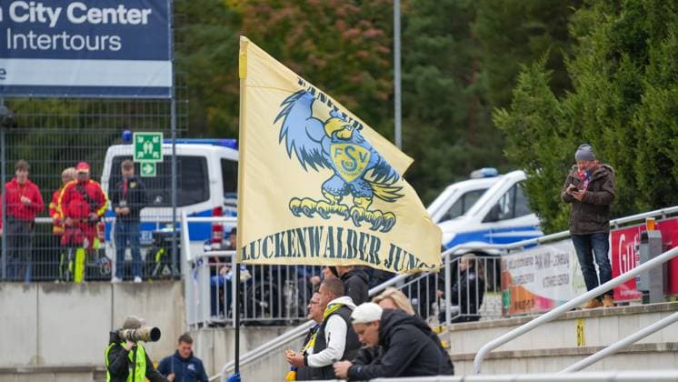 Fußball, Herren, Saison 2025 2026, Regionalliga Nordost, 11. Spieltag, FSV 63 Luckenwalde vs. FC Carl-Zeiss Jena, Samstag 05.10.2025, Werner-Seelenbinder-Stadion Luckenwalde, Im Bild: Eine Fahne der Luckenwalder Fans mit der Aufschrift Luckenwalder Jungs Brandenburg Deutschland