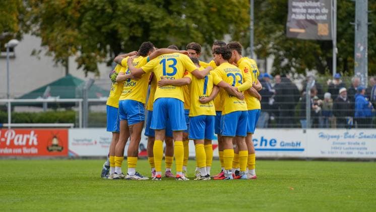 Fußball, Herren, Saison 2025 2026, Regionalliga Nordost, 11. Spieltag, FSV 63 Luckenwalde vs. FC Carl-Zeiss Jena, Samstag 05.10.2025, Werner-Seelenbinder-Stadion Luckenwalde, Im Bild: Der Mannschaftskreis des FSV 63 Luckenwalde. Brandenburg Deutschland