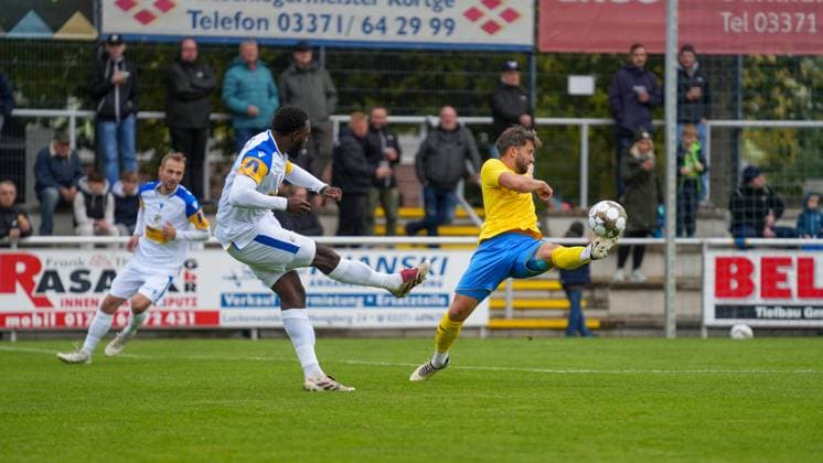Fußball, Herren, Saison 2025 2026, Regionalliga Nordost, 11. Spieltag, FSV 63 Luckenwalde vs. FC Carl-Zeiss Jena, Samstag 05.10.2025, Werner-Seelenbinder-Stadion Luckenwalde, Im Bild: Malik Talabidi (l. Jena) und Clemens Koplin (r. Luckenwalde) Brandenburg Deutschland