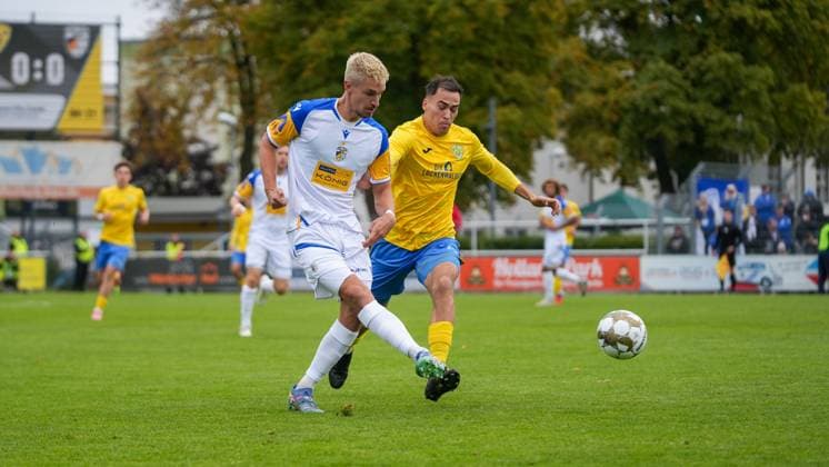 Fußball, Herren, Saison 2025 2026, Regionalliga Nordost, 11. Spieltag, FSV 63 Luckenwalde vs. FC Carl-Zeiss Jena, Samstag 05.10.2025, Werner-Seelenbinder-Stadion Luckenwalde, Im Bild: Sören Reddemann (l. Jena) und Simon Gollnack (r. Luckenwalde) Brandenburg Deutschland