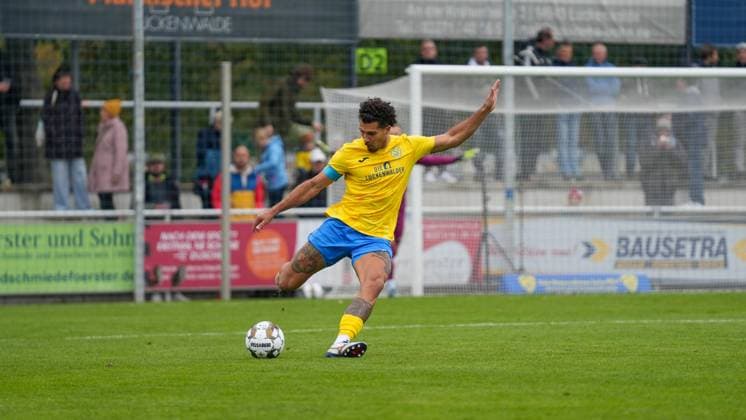 Fußball, Herren, Saison 2025 2026, Regionalliga Nordost, 11. Spieltag, FSV 63 Luckenwalde vs. FC Carl-Zeiss Jena, Samstag 05.10.2025, Werner-Seelenbinder-Stadion Luckenwalde, Im Bild: Andreas Pollasch (Luckenwalde) Brandenburg Deutschland