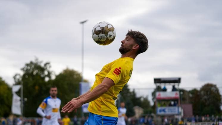 Fußball, Herren, Saison 2025 2026, Regionalliga Nordost, 11. Spieltag, FSV 63 Luckenwalde vs. FC Carl-Zeiss Jena, Samstag 05.10.2025, Werner-Seelenbinder-Stadion Luckenwalde, Im Bild: Clemens Koplin (Luckenwalde) Brandenburg Deutschland