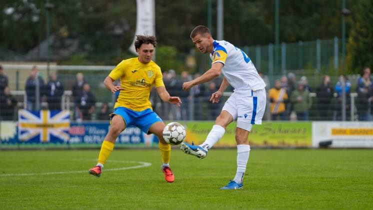 Fußball, Herren, Saison 2025 2026, Regionalliga Nordost, 11. Spieltag, FSV 63 Luckenwalde vs. FC Carl-Zeiss Jena, Samstag 05.10.2025, Werner-Seelenbinder-Stadion Luckenwalde, Im Bild: Max Hathaway (l. Luckenwalde) und Moritz Fritz (r. jena) Brandenburg Deutschland