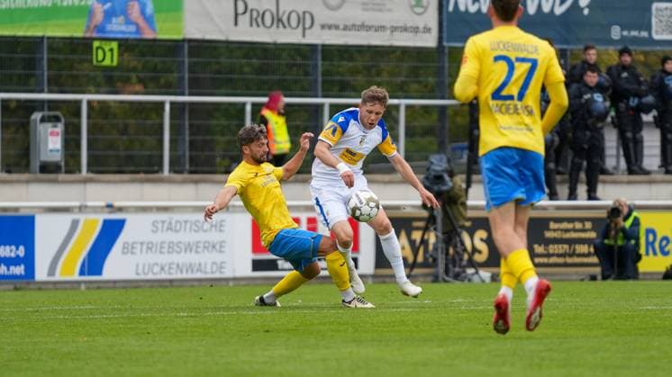 Fußball, Herren, Saison 2025 2026, Regionalliga Nordost, 11. Spieltag, FSV 63 Luckenwalde vs. FC Carl-Zeiss Jena, Samstag 05.10.2025, Werner-Seelenbinder-Stadion Luckenwalde, Im Bild: Clemens Koplin (l. Luckenwalde) und Patrick Weihrauch (r. Jena) Brandenburg Deutschland