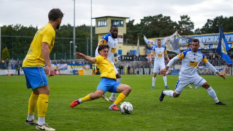 Fußball, Herren, Saison 2025 2026, Regionalliga Nordost, 11. Spieltag, FSV 63 Luckenwalde vs. FC Carl-Zeiss Jena, Samstag 05.10.2025, Werner-Seelenbinder-Stadion Luckenwalde, Im Bild: v.l. Max Hathaway (Luckenwalde), Manasse Eshele (Jena) und Justin Schau (Jena) Brandenburg Deutschland