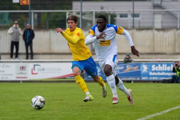 Fußball, Herren, Saison 2025 2026, Regionalliga Nordost, 11. Spieltag, FSV 63 Luckenwalde vs. FC Carl-Zeiss Jena, Samstag 05.10.2025, Werner-Seelenbinder-Stadion Luckenwalde, Im Bild: Phillip König (l. Luckenwalde) und Malik Talabidi (r. Jena) Brandenburg Deutschland